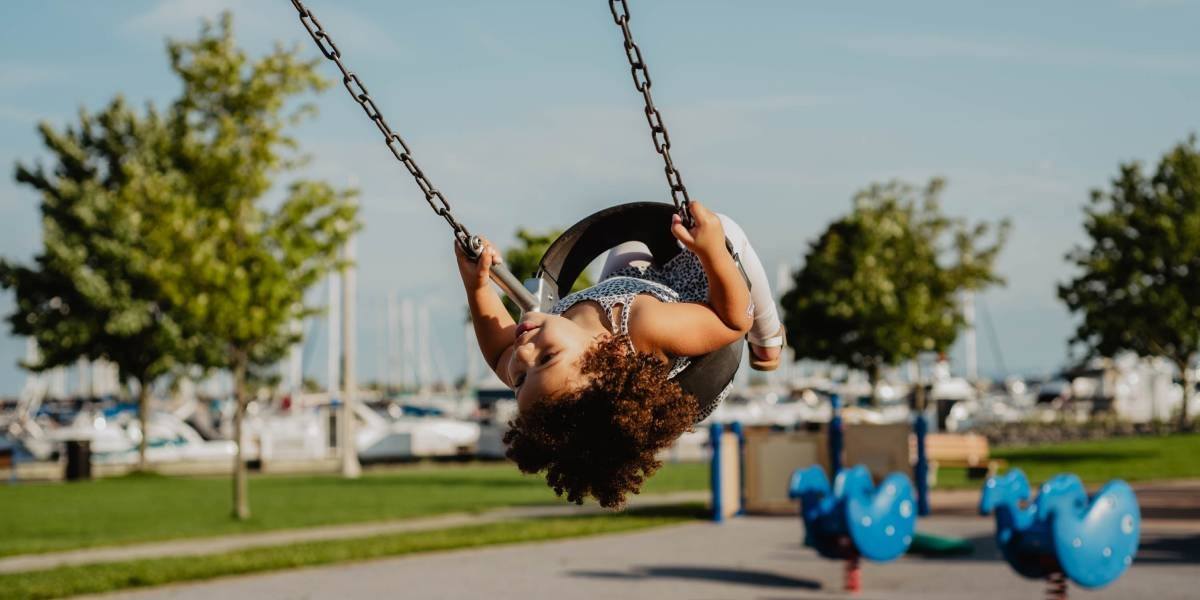 How adult tree swings benefit kids physically and mentally