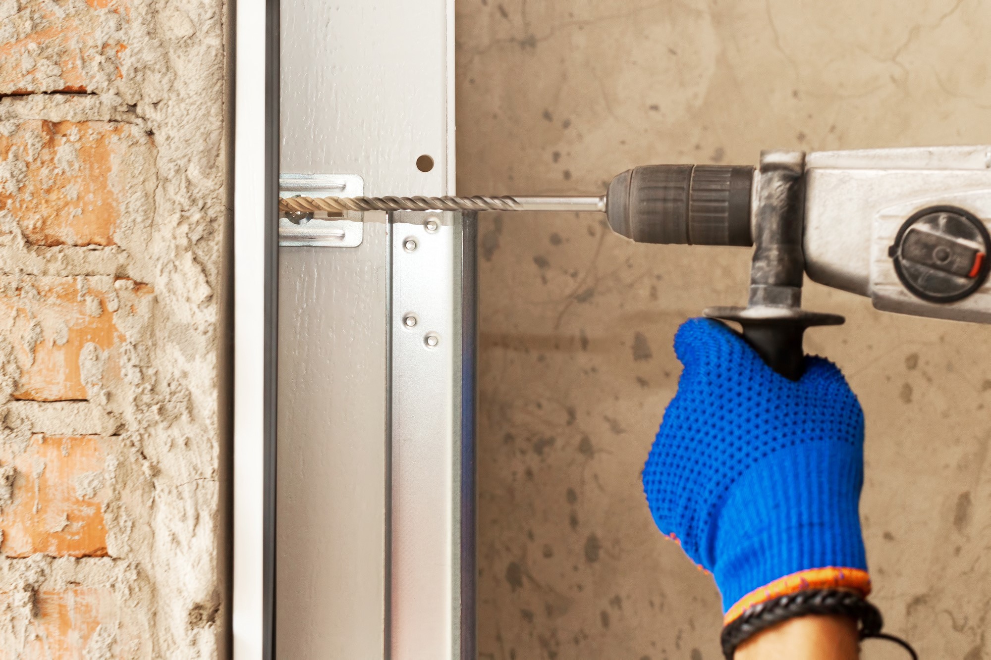 4 Reasons to Hire a Door Contractor for Installation