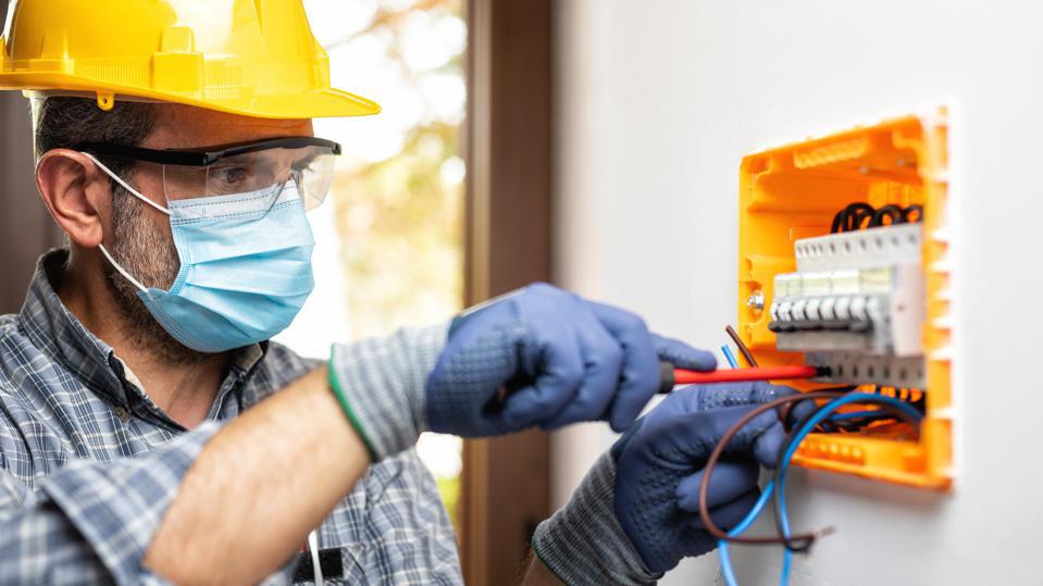 A Few Things to Check Before Hiring an Electrician