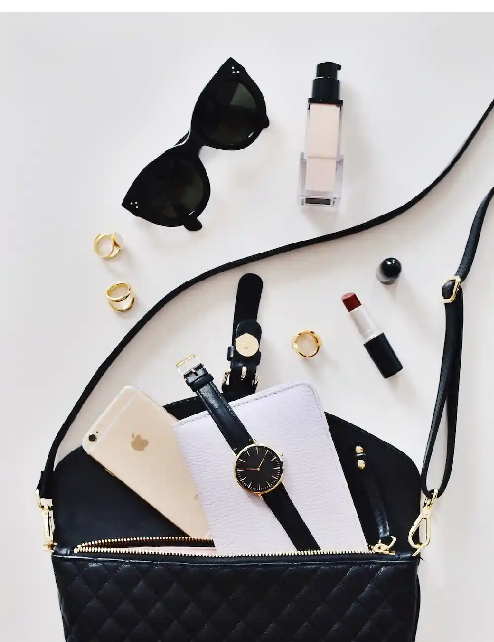 Must-Have Items: The Ultimate Purse Essentials List for Every Woman