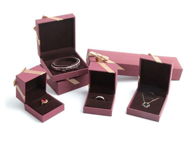 Distinction through Custom Ribbon Jewelry Boxes