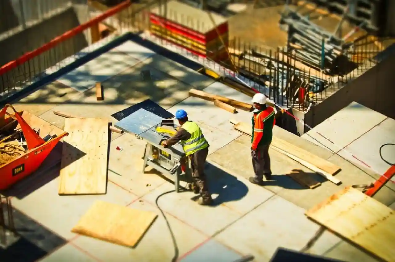 4 Crucial Factors to Consider When Choosing a Commercial Building Contractor
