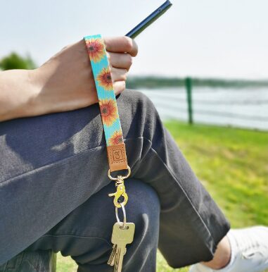 Hang in Style: Exploring the Versatility of Lanyard Keychain