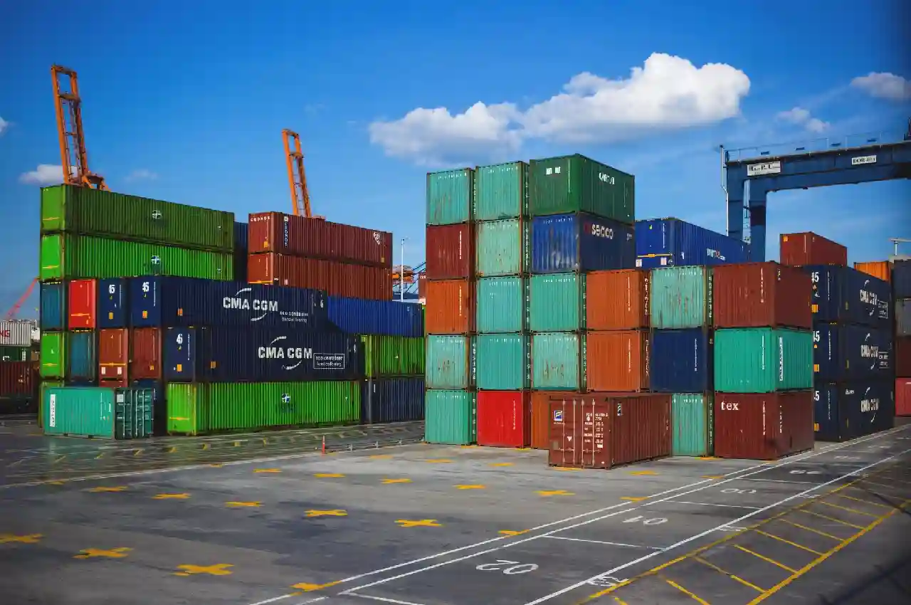 The Top 8 Uses for 20ft Shipping Containers in Commercial Settings
