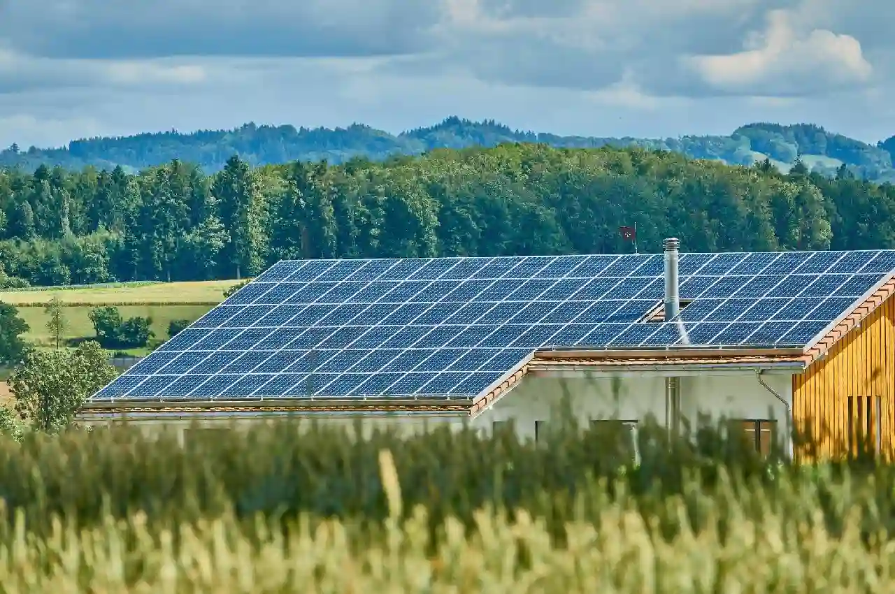 8 Telltale Signs Your Commercial Roof with Solar Panels Needs to Clean