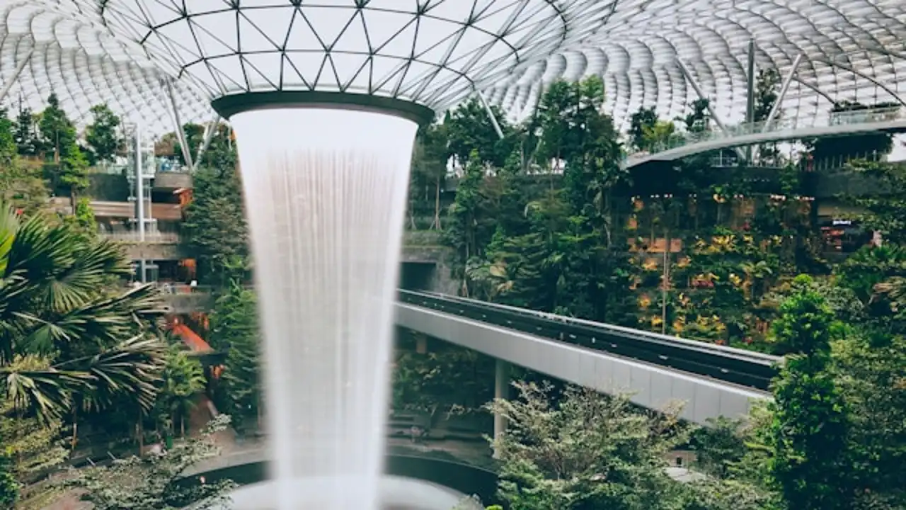 A Solo Traveler's Guide to Navigating Singapore