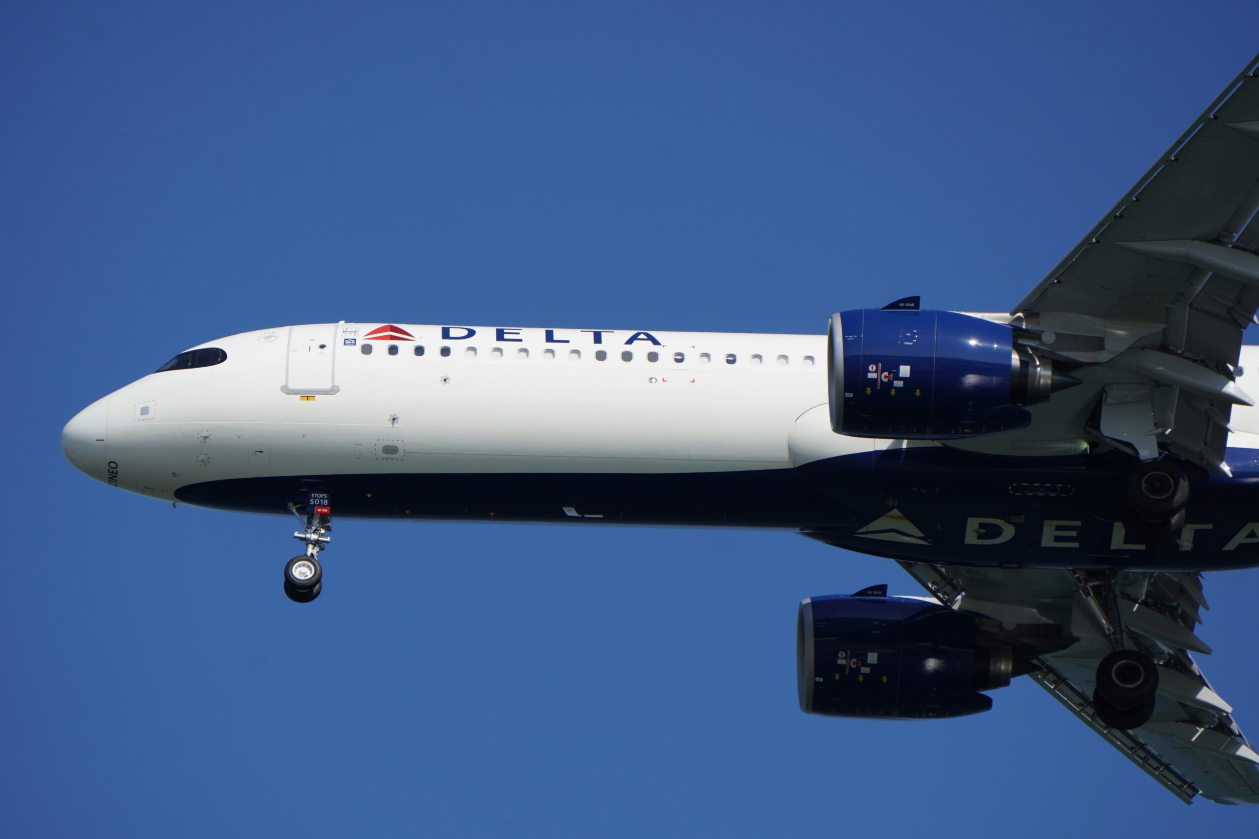 Delta Flight DL275 Diverted Lax: Passenger Experiences and Reactions