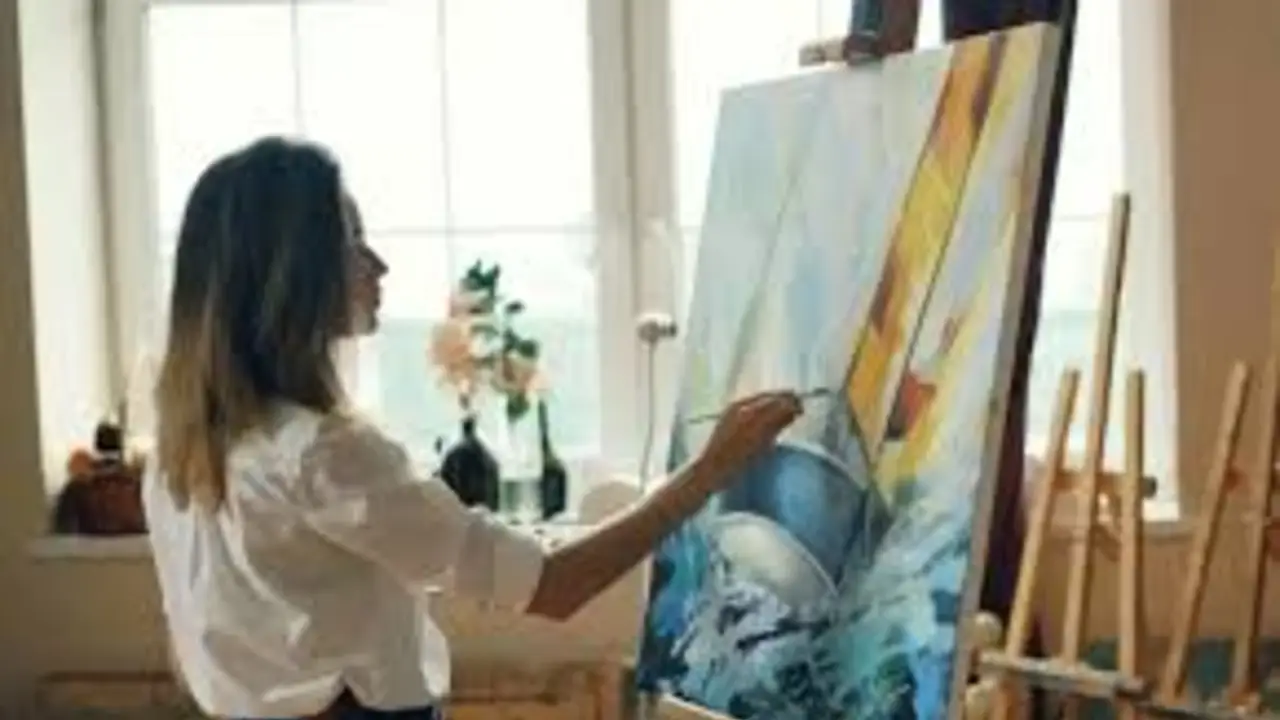 Emily Hovis Explains The Rise of Independent Artists in the Digital Age