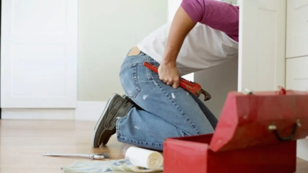 DIY or Call a Plumber? How to Know When to Roll Up Your Sleeves