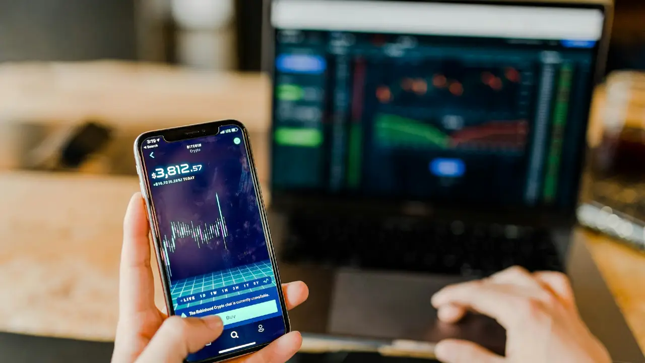 Is It Worth Working with an External Asset Manager? Pros and Cons