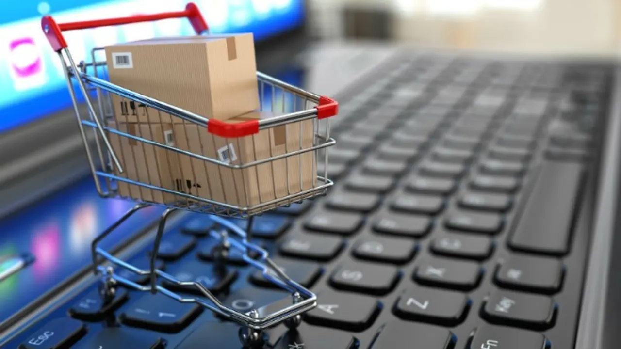 How can physical retailers compete with e-commerce using real-time location data?